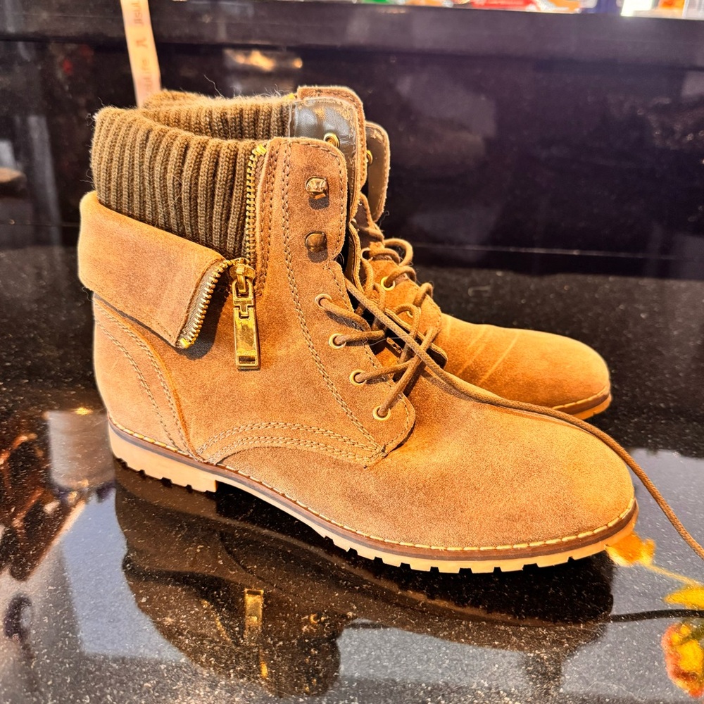 Tommy Hilfiger booties, super confortable, worn only once. Olive green color